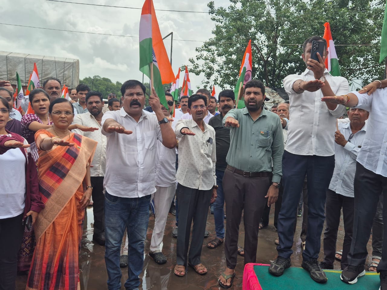 તા.૧૩/૦૮/૨૦૨૪ દરેક ઘરમાં ત્રિરંગો. આજે પલસાણા તાલુકાના ચલથાણ ગામે ભવ્ય તિરંગા યાત્રાનું આયોજન.